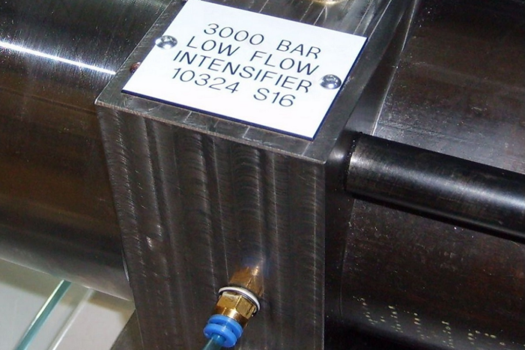 High-pressure flow intensifier block for precision testing