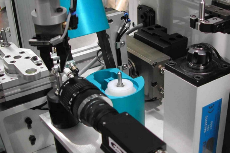 Cleaning in place CIP system performing in-situ component cleaning