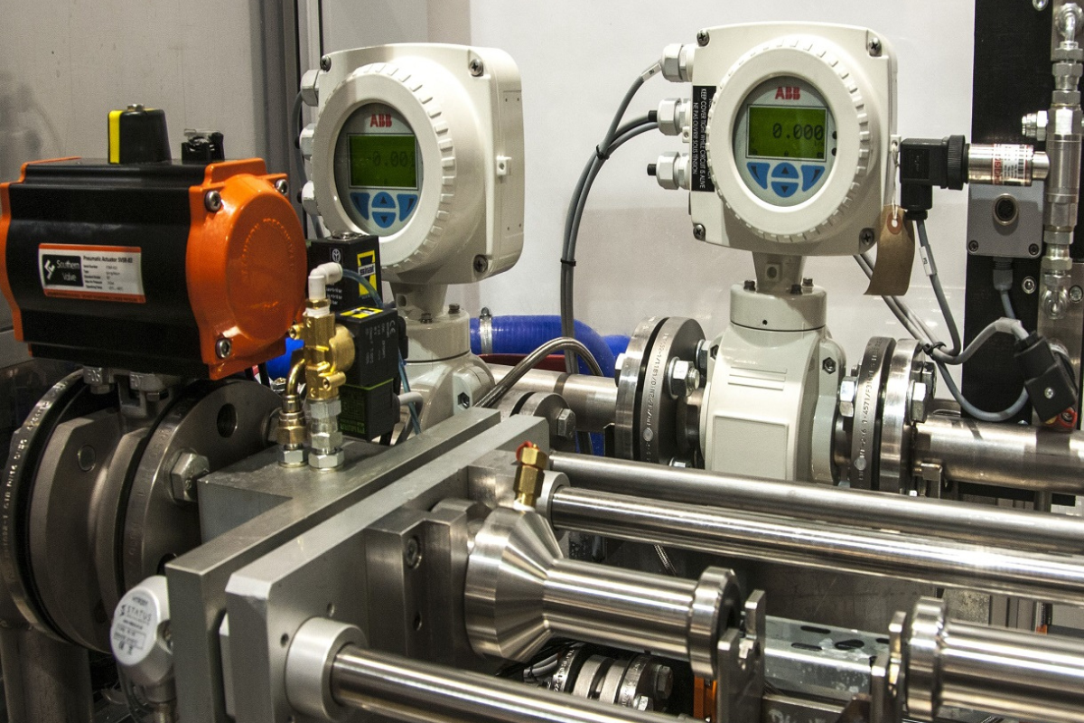 Precision hydraulic and pneumatic flow and pressure test fixture